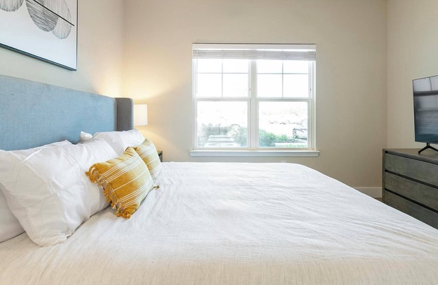 Landing | Modern 1BD, Pool, Clubhouse