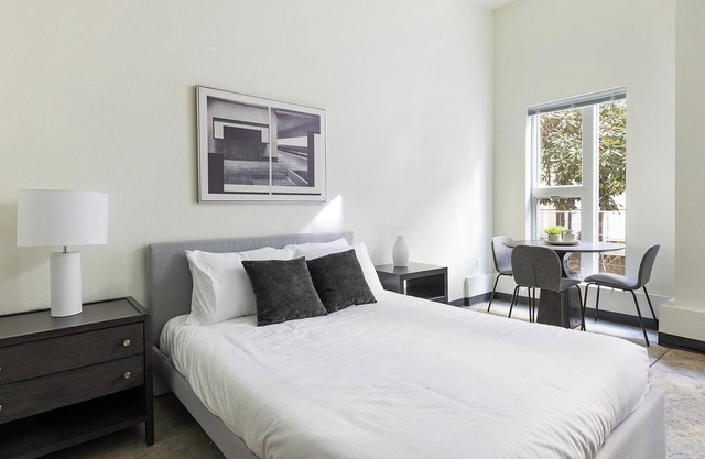Landing | Stunning Studio, Courtyard, Gym