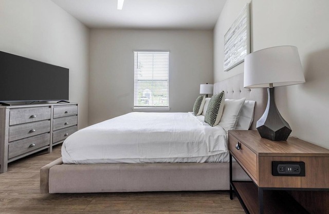 Landing | Stylish 2BD, Clubhouse, Pool
