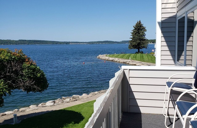 Landings Condo, Upper Unit, Fabulous Views over Lake Charlevoix/Boyne City