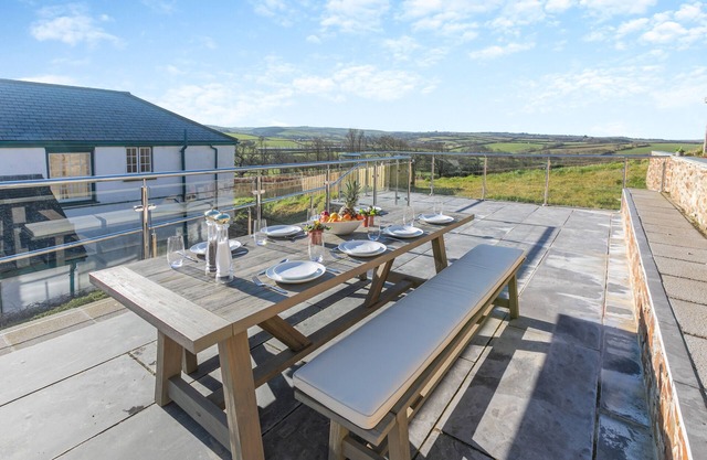 Langford Barton - Four Bedroom House, Sleeps 8