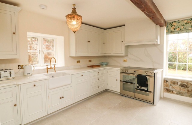 LANGFORD BARTON, pet friendly, with open fire in Widemouth Bay