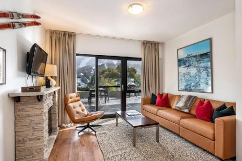 Lantern 1 Bedroom Patio Apartment with alpine view