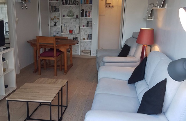 Large 1 bedroom apartment of 35m2 in small quiet residence 2 minutes walk from the sea