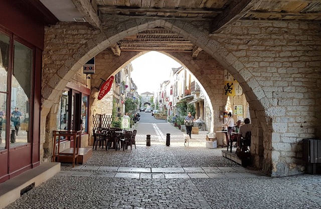 Large 1 bedroom ground floor apartment with own entrance. 3km from Belves.