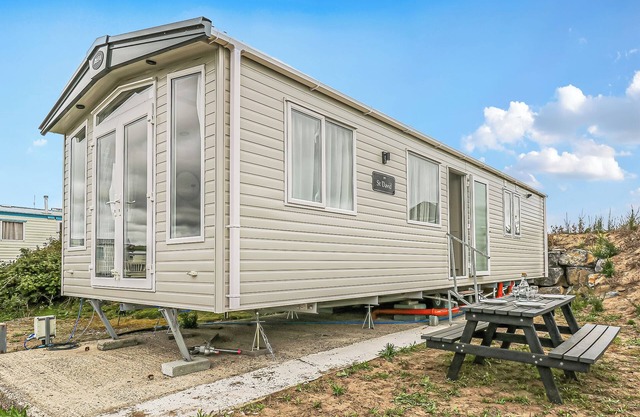 Large 12ft-wide caravan with one double with en suite W.