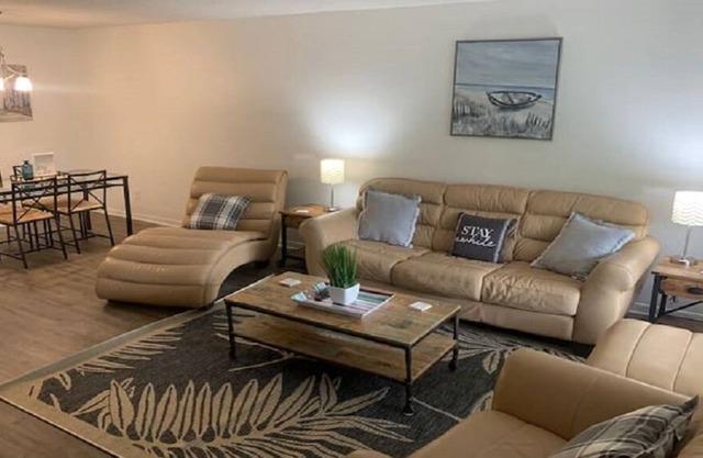 Large 2 Bedroom Apartment in Downtown Fairhope
