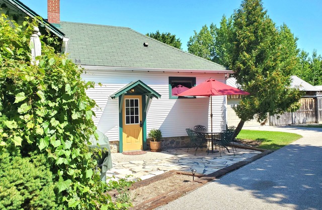 Large 2Bed/1Bath Country House - 3.6 Miles Traverse City Horse Show/Gold Cup