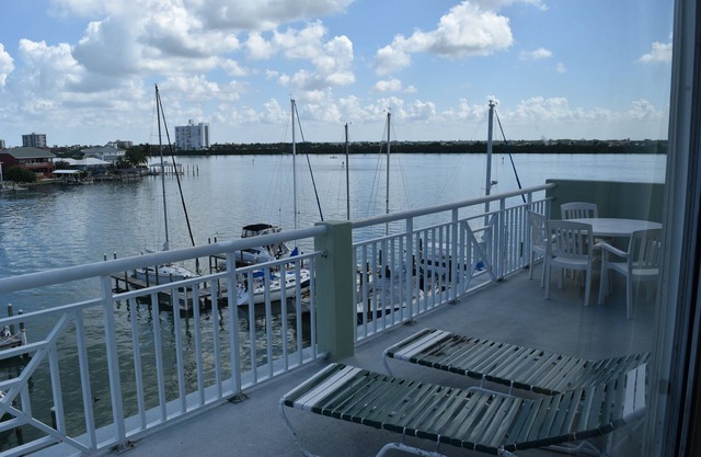 Large 3 Bdrm Penthouse on Clearwater Bay. SLEEPS 10