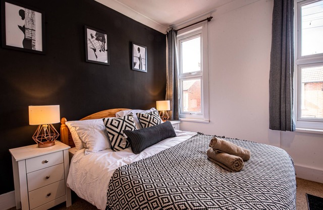 Large 3 Bed House with Garden/Parking