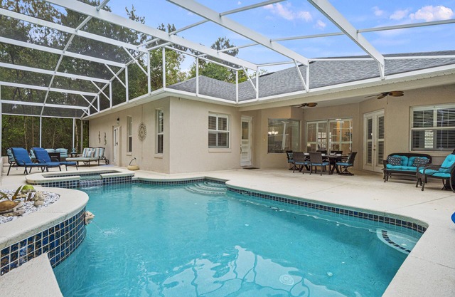Large 4/5 bedroom private screened pool home on quiet street not overlooked