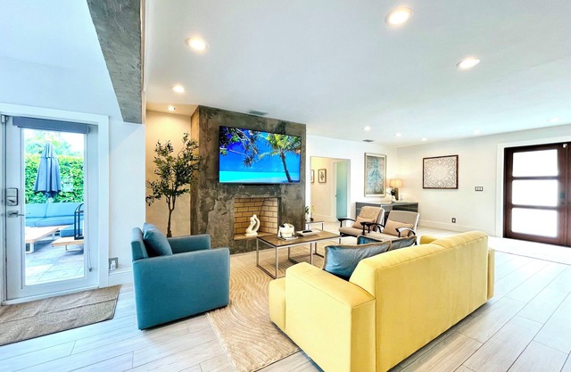 Large 4-bedroom home-Downtown-Heated Pool-across the street from the beach
