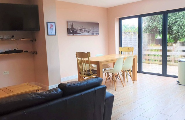 Large 5 Bed Home Parking 2 Cars, Terrace, Garden