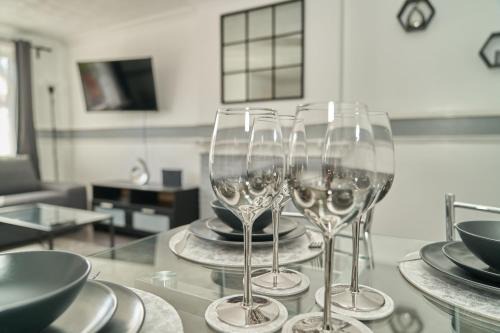 Large 5 Bed House -2 bath, Parking & Garden