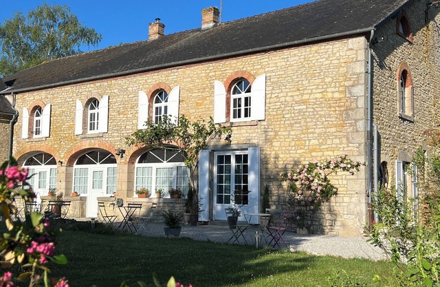 Large 7-bedroom house with swimming pool