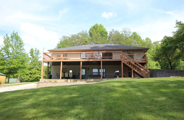Large 8 Bedroom Home Overlooking Play Area, And Pool. Great For Family Reunions.