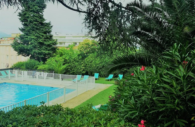 LARGE APARTMENT WITH POOL NICE