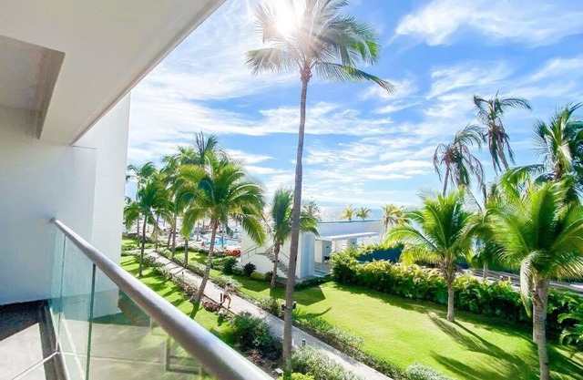 Large Beach Front 2bed/2bath Condo: Save $50+/nt!