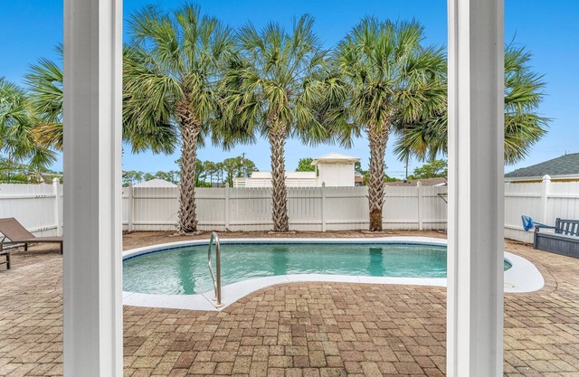 Large Beach House w/Private Heated Pool, 5 Minute Walk to Beach & Restaurants!