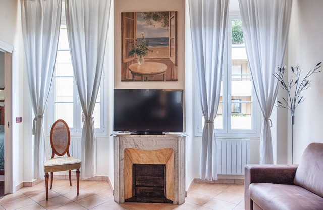 LARGE BRIGHT 2-ROOM APARTMENT 50 M FROM THE BEACH IN THE TOWN CENTER