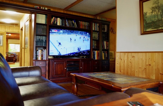 Large cabin on rural farm. Private, relaxing, close to Stamp Falls Park.