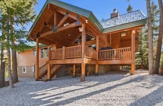 Large Cabin, In The Trees, Lots of Parking, adventure, and wildlife viewing