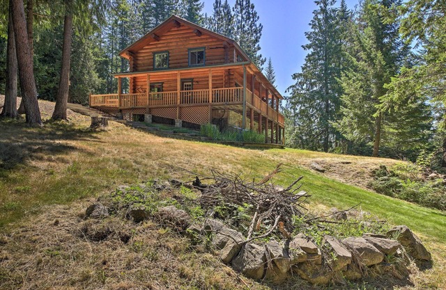 Large Cabin w/Fire Pit + Grill on 34 Acres!