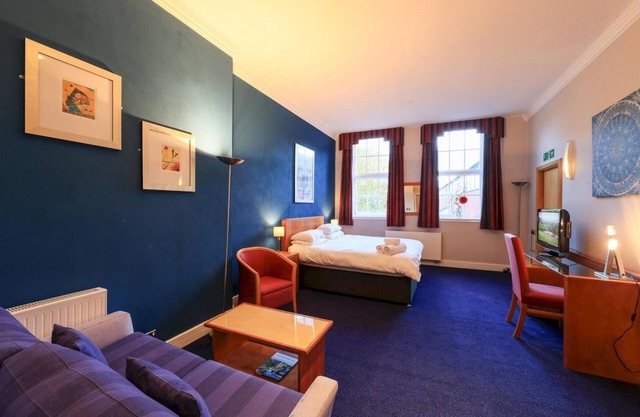 Large Central Spacious Studio Apartment With High Ceilings