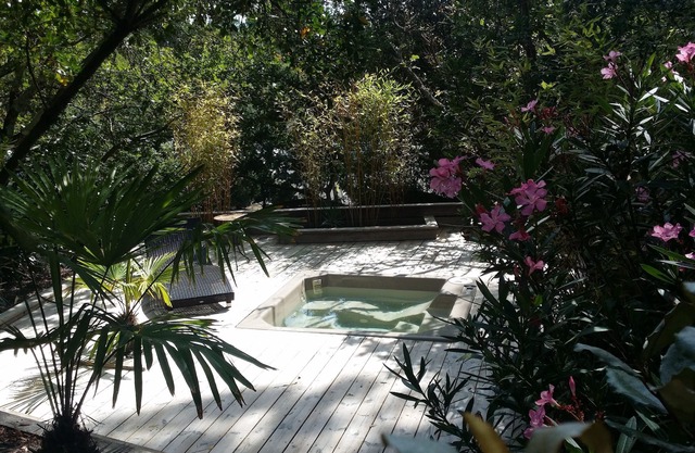 Large Chalet 90m2 8 minutes from the Ocean with jacuzzi,
