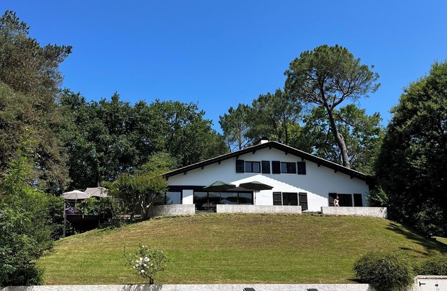 Large character house, exceptional view of the Rhune, 1 hectare, swimming pool