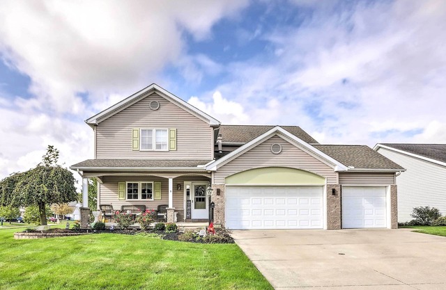 Large Cleveland Home w/Fire Pit + Backyard!