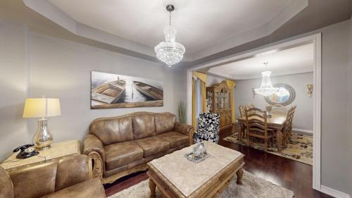 Large Comfy Family Home in Oakville