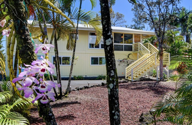 Large comfy house big enough for 2 families next to ocean on Kaloli point