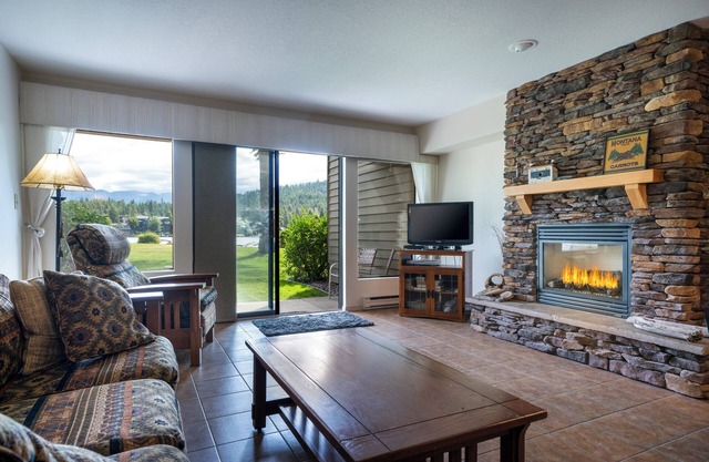 Large condo w/fireplace & water access/views - Marina Cay Bayside