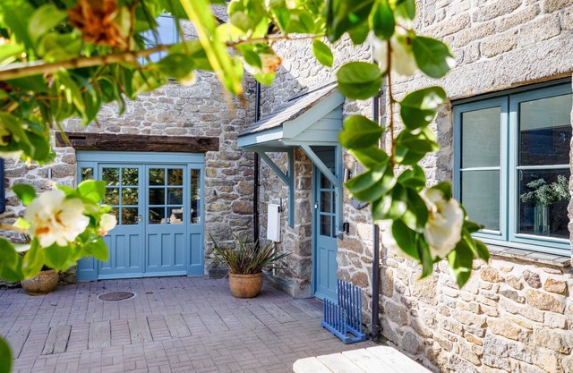 Large cottage, private hot tub, shared pool, nr Falmouth/Helford River, sleeps 8