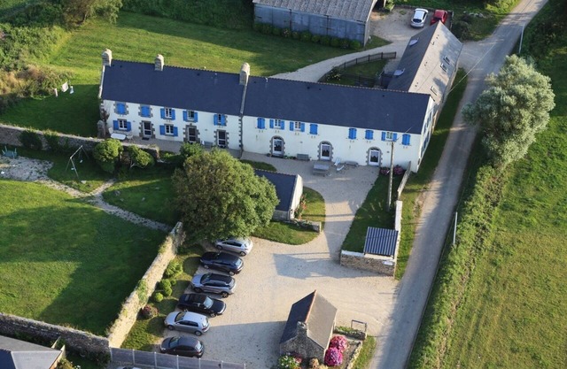 Large country cottage 2 km from the sea