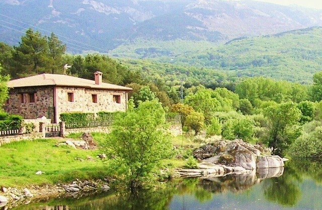Large country houses near Madrid, for groups of 20 to 27 people, swimming pool