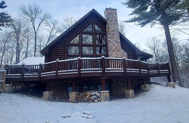 Large cozy log cabin in Wisconsin, Close to miles of ATV/UTV trails