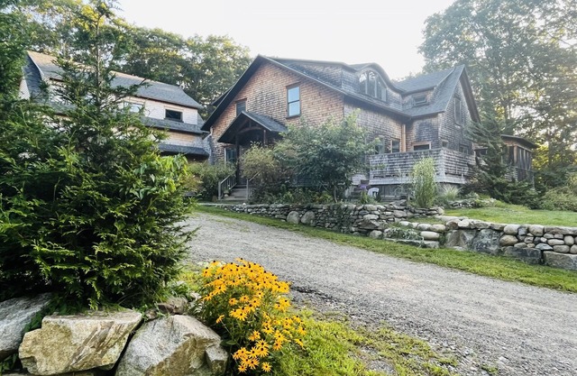 Large Custom Home with Hot Tub Sleeps 12