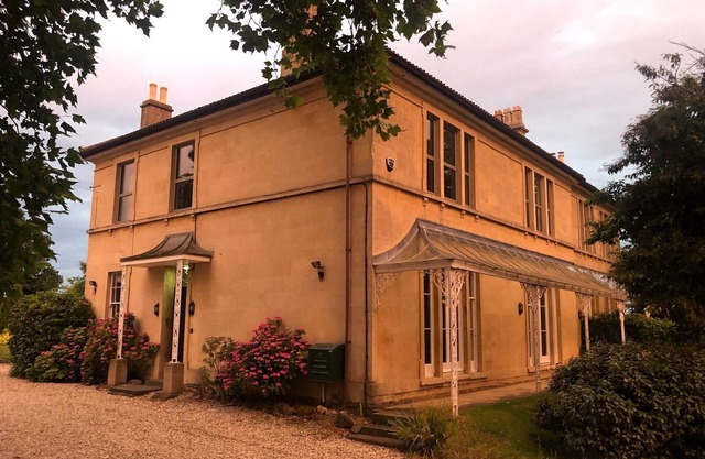 Large elegant property between Bristol and Bath.