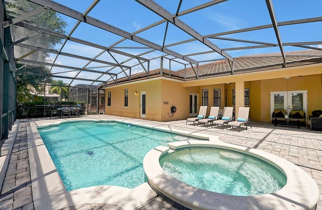 Large Executive 4 Bedroom, 3 Bathroom pool home withConservation View