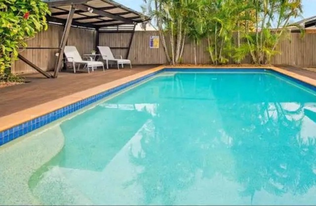Large family home - 5 min walk to patrolled beach- family and group friendly