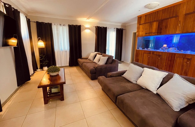 Large Family Home, Pet Friendly, Central Location. Sleep 11