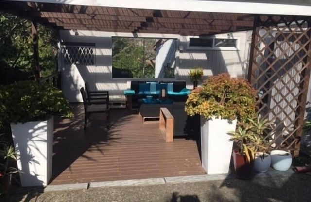 LARGE FAMILY HOME - Short Walk to Two Beaches & Netflix
