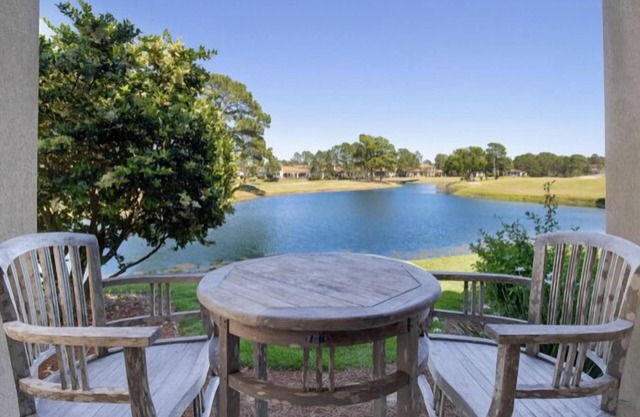 Large family home on the golf course, 2 golf carts plus a community pool!