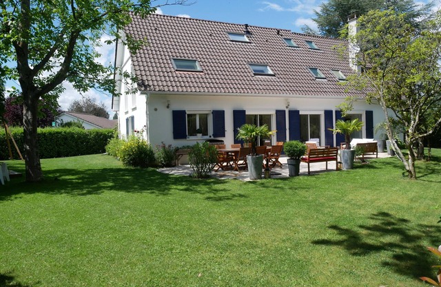 Large family home with garden and heated pool - 30 min from Paris