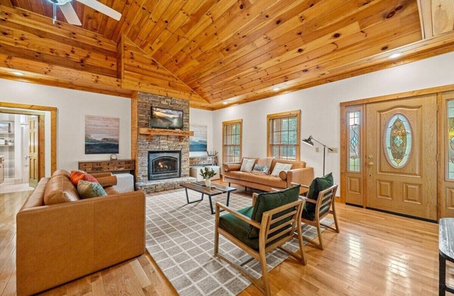 Large Group Fall Retreat | Hot Tub, Games, Firepit