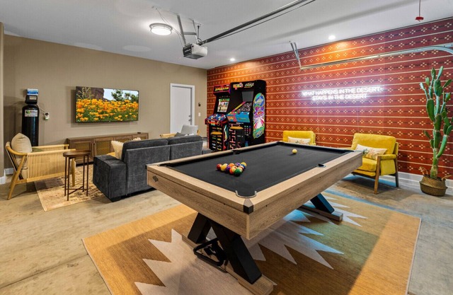 Large group stay sleeps 14 with hot tub and games