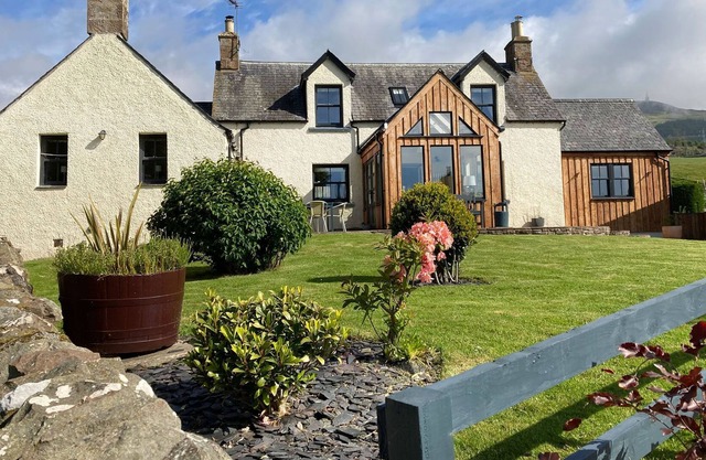 Large, high standard, country cottage just outside Golspie on the NC500