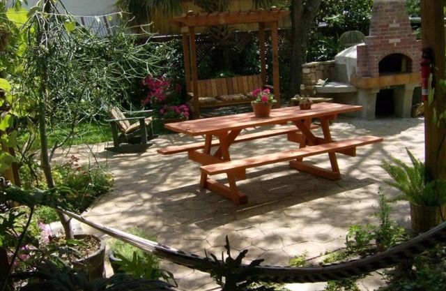 Large Historic Apartment with Spacious 2nd Story Balcony & Yard With BBQ Grill